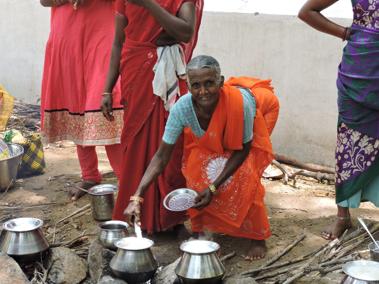 पोंगल / खीर प्रसाद और आशीर्वाद के रूप में दिया जाता है। 
