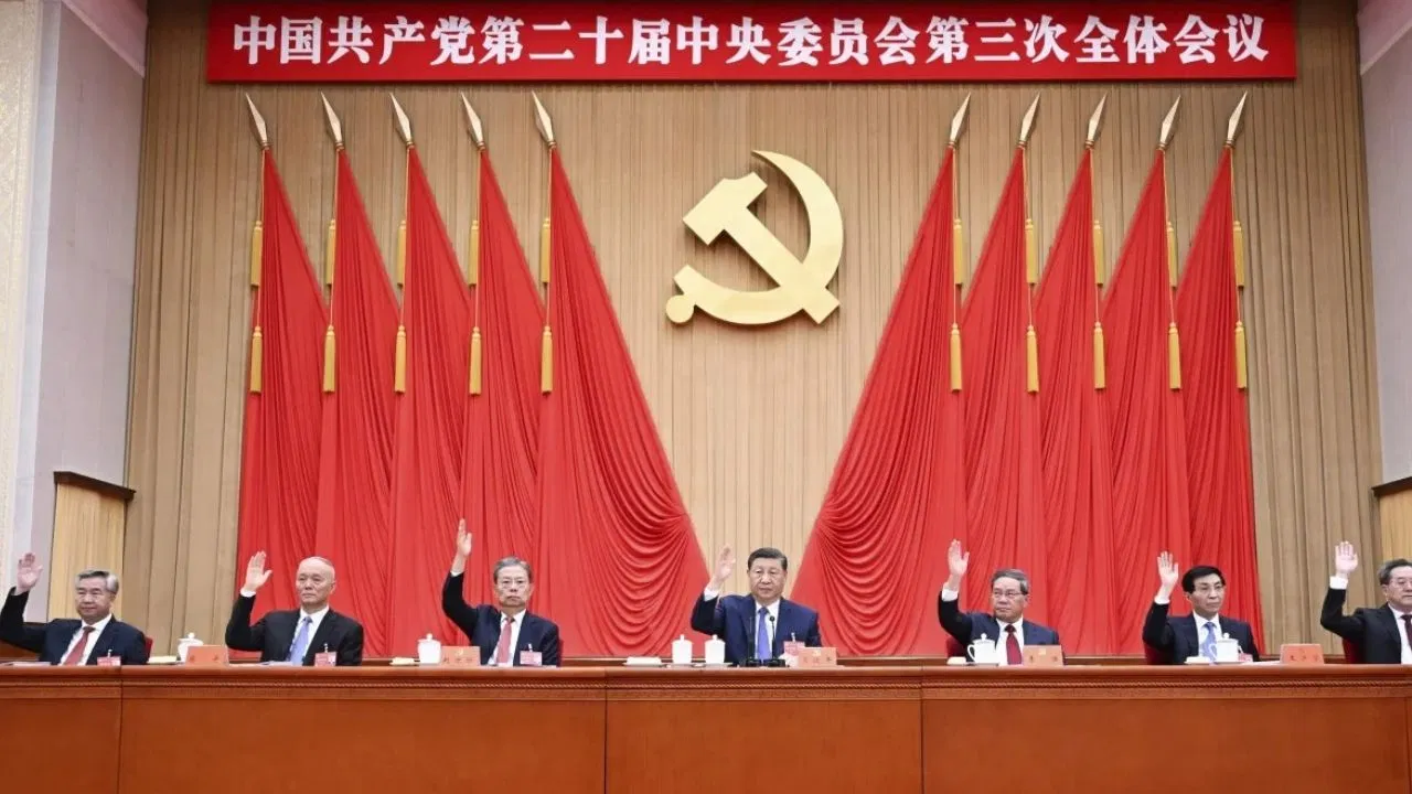 China's Xi clinches third term with loyalists support 