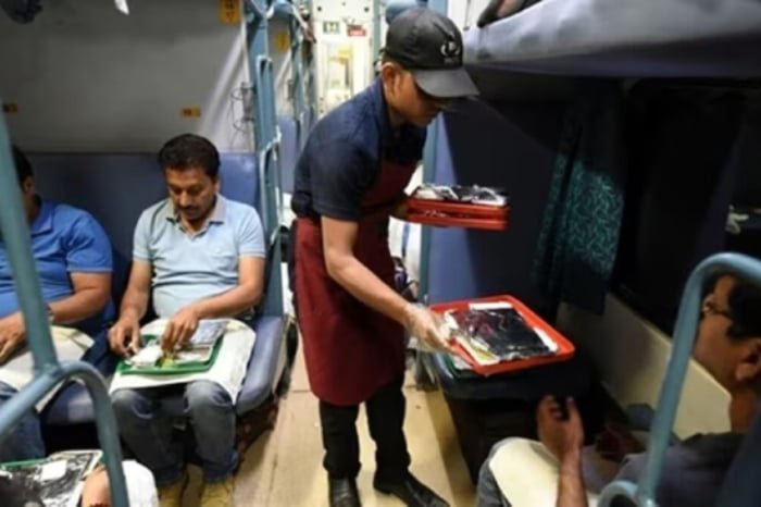 रेलवे में हिंदुओं पर हलाल मांस क्यों थोपा जा रहा है? ;indian Railways food; irctc; Hindu passengers’ demand to replace halal with jhatka meat
